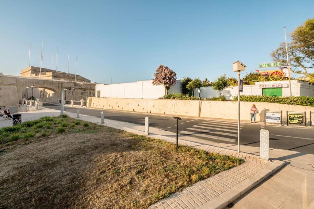 Vittoriosa' Seafront 2 Bed Highly Furnished Apartment Ngoại thất bức ảnh